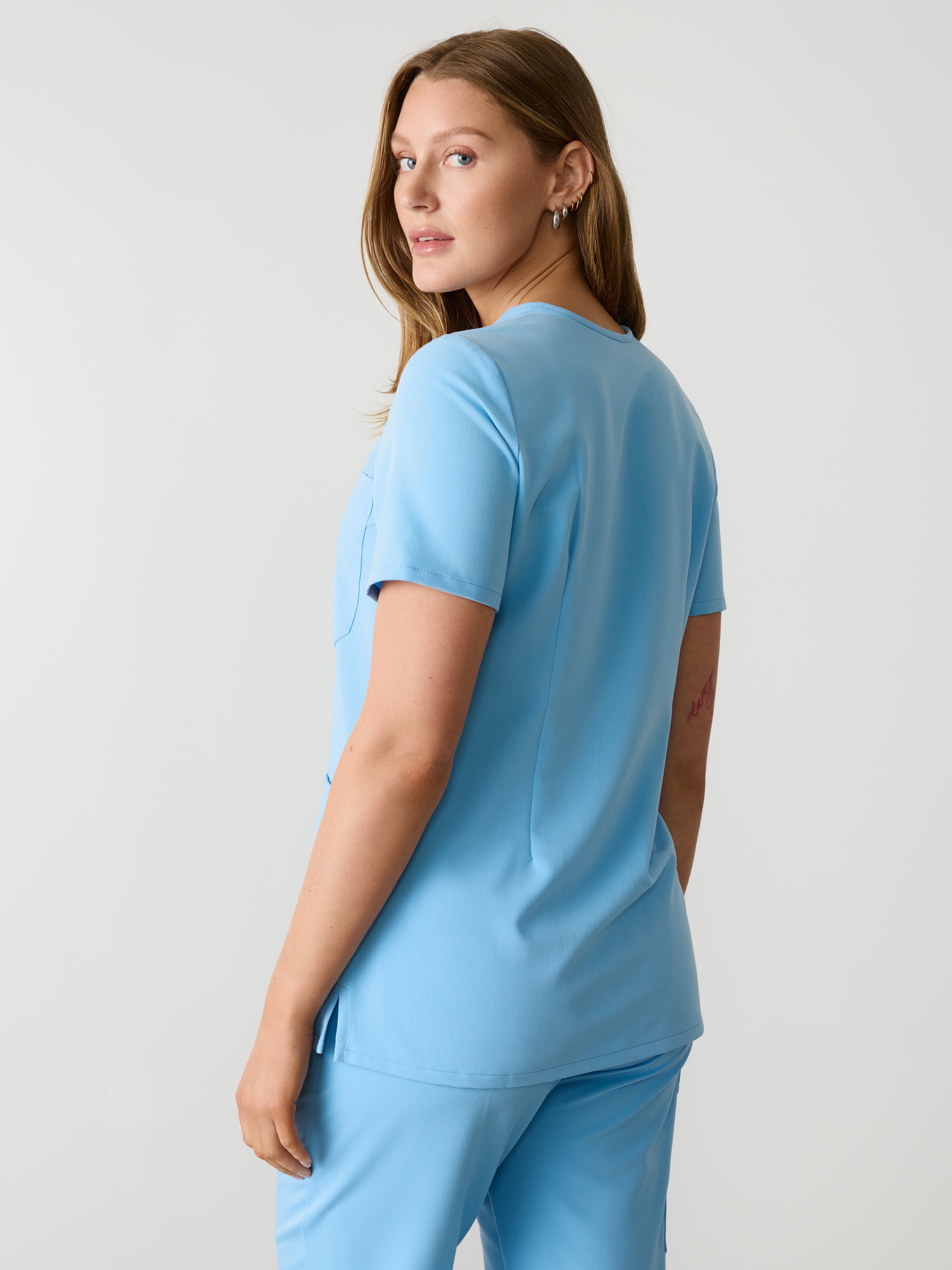 LIV RE-GARDE™ - CLASSIC BLUE - Three Pockets Scrub Top - SILVADUR™ - Image 3