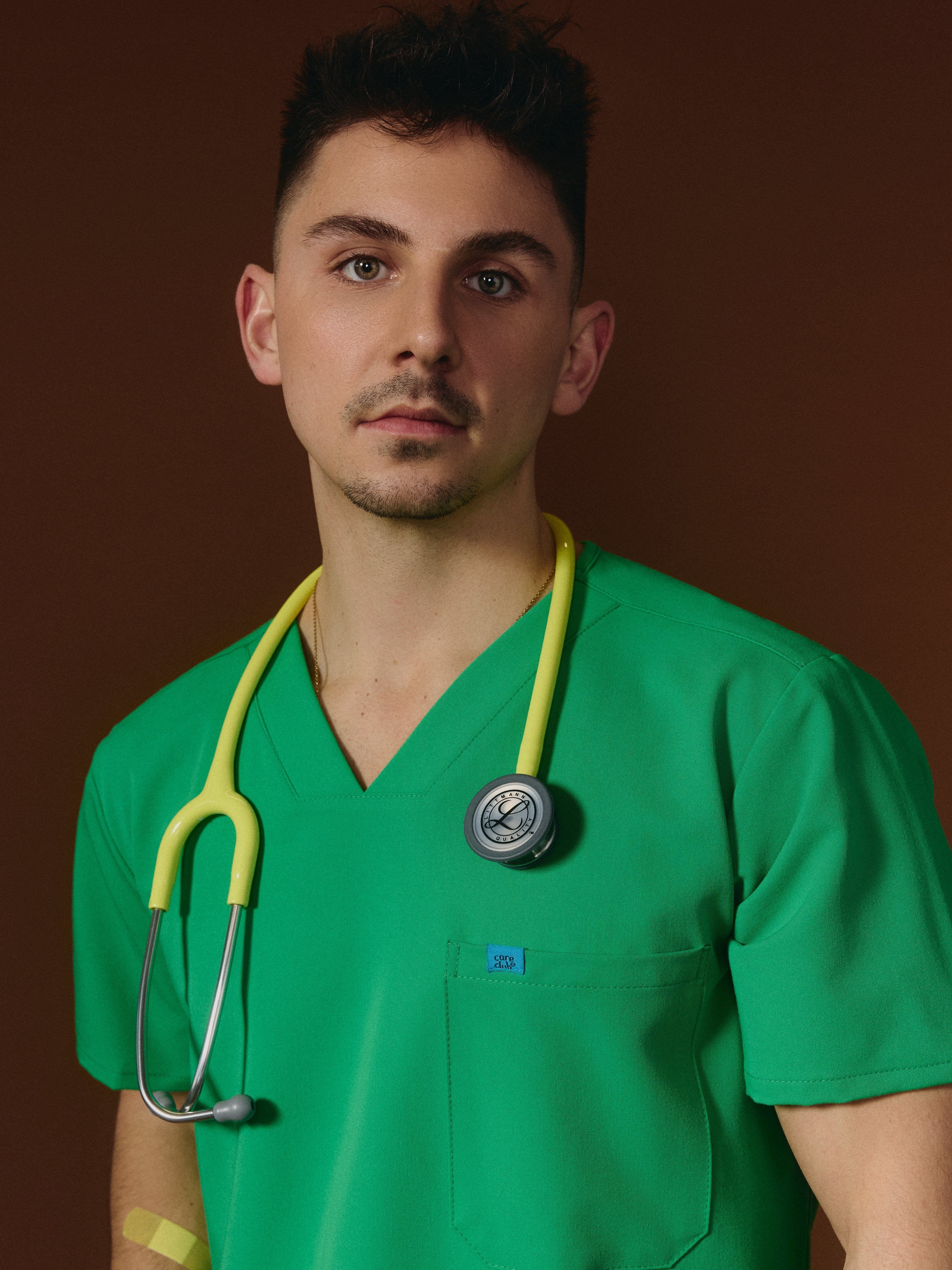 LOGAN RE-GARDE™ - G-M x PONY GREEN - One Pocket Men's Scrub Top - SILVADUR™ - Image 2