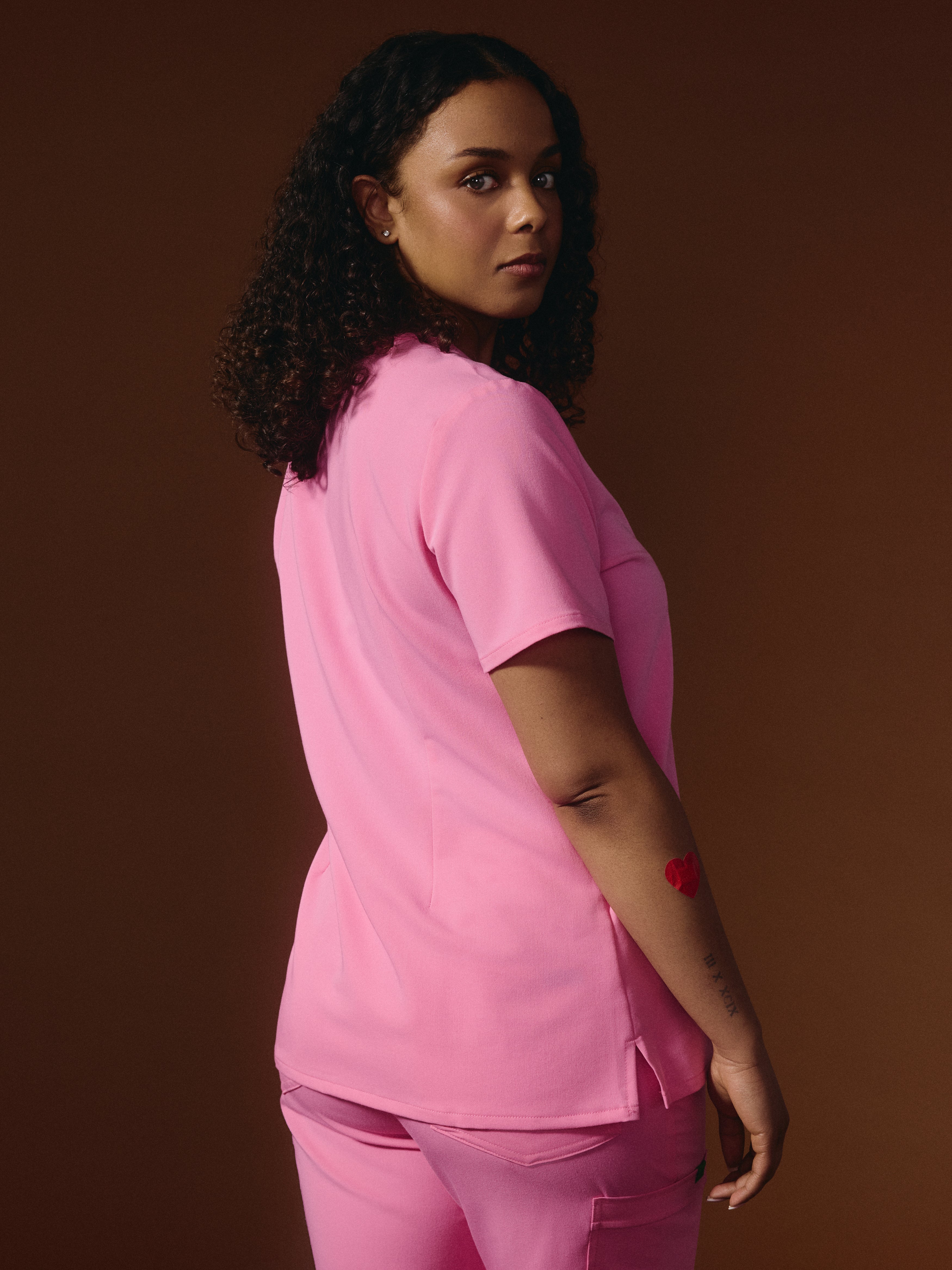 CHLOE RE-GARDE™ - G-M x PONY PINK - Three Pockets Scrub Top - SILVADUR™ - Image 3