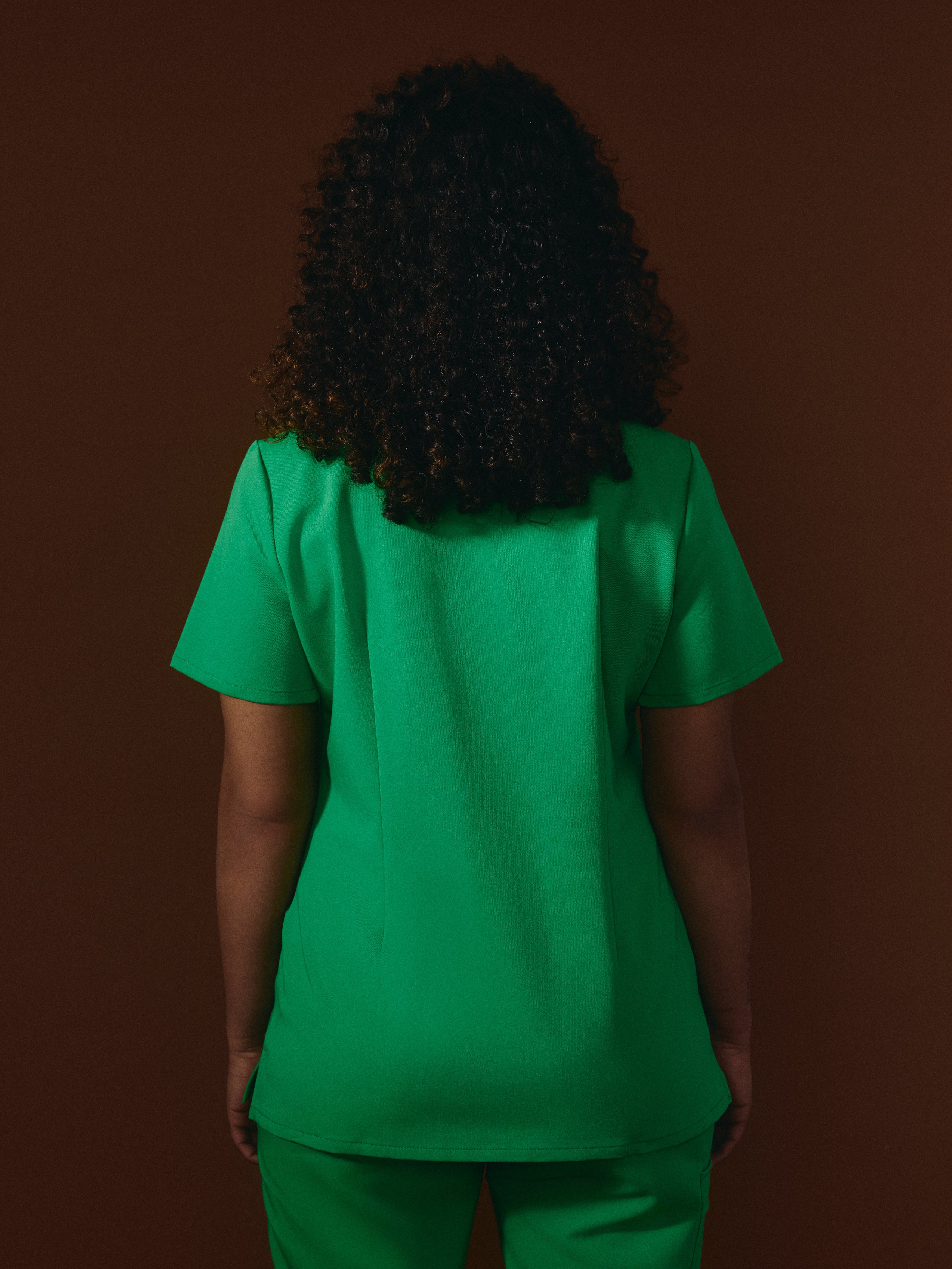 CHLOE RE-GARDE™ - G-M x PONY GREEN - Three Pockets Scrub Top - SILVADUR™ - Image 3