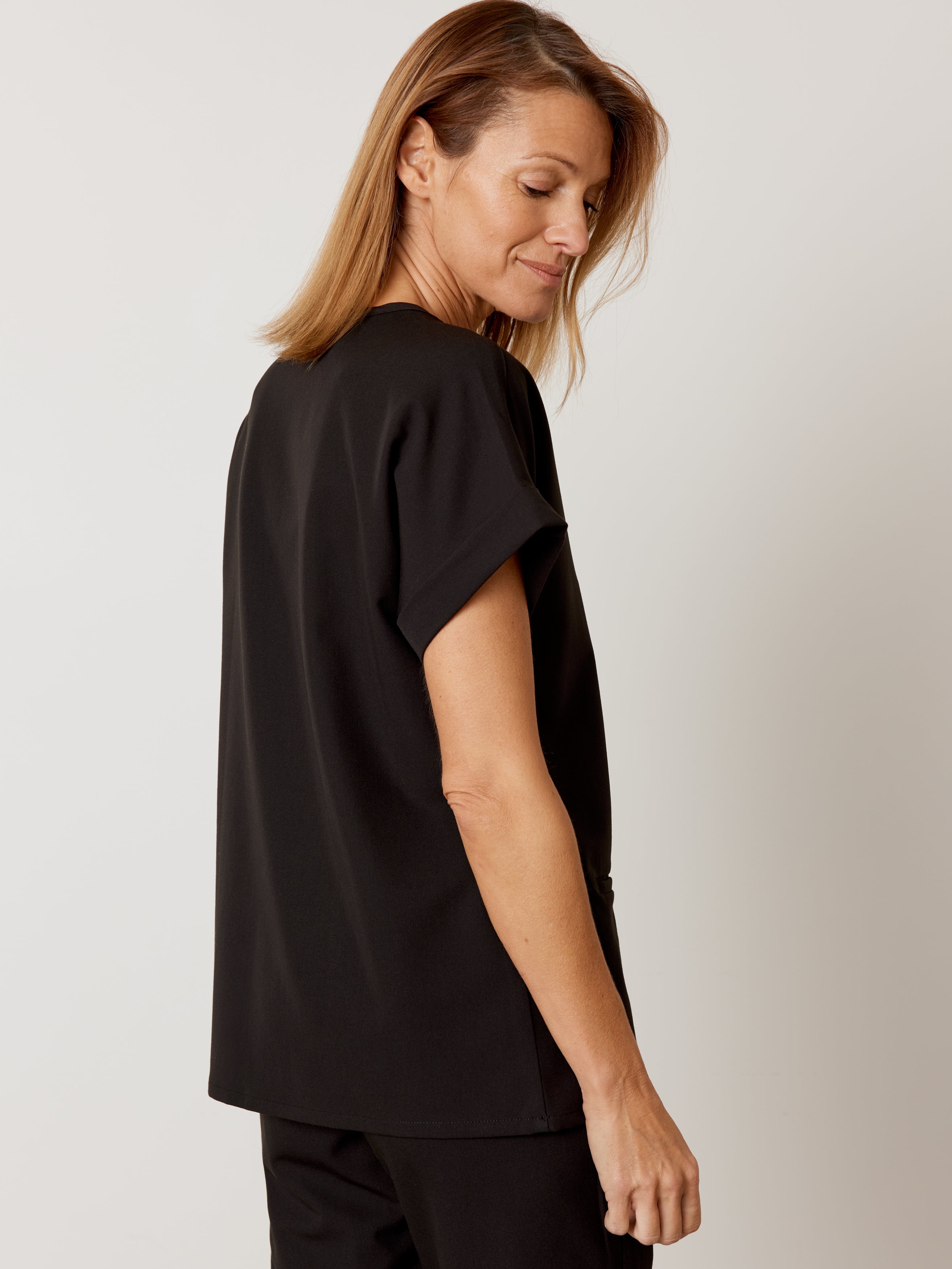 HALLI RE-GARDE™ - BLACK - Loose Fit Scrub Top - SILVADUR™ - Image 3