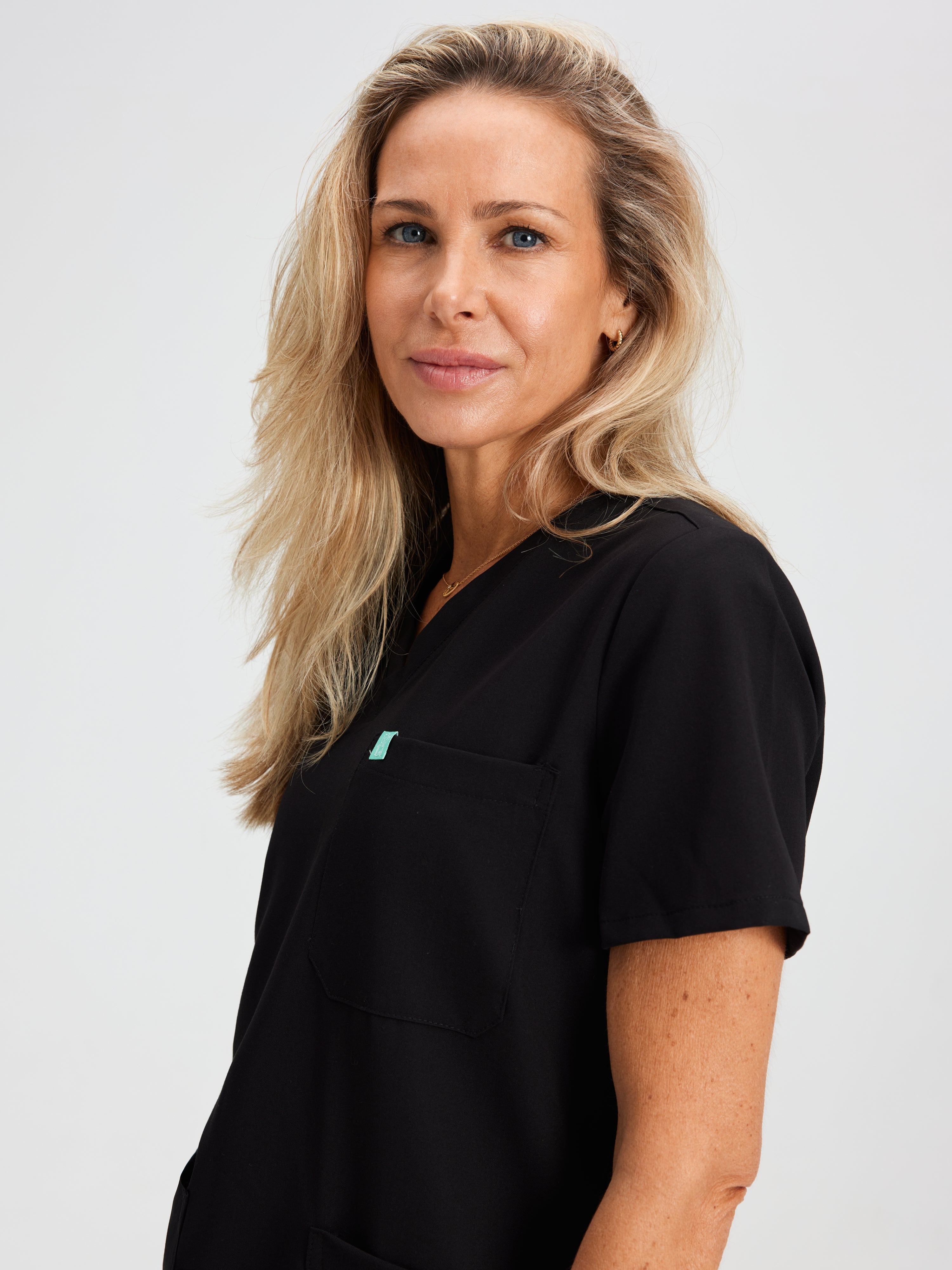 CHLOE RE-GARDE™ - BLACK - Three Pockets Scrub Top - SILVADUR™ - Image 3